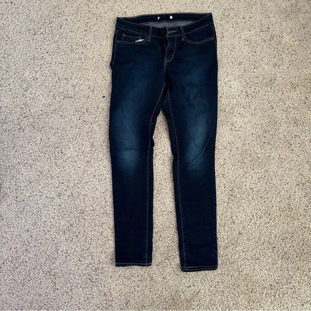 Dark wash Levi’s skinny jeans